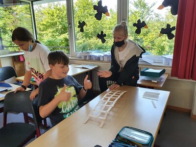 Foto des Albums: Die vierte Klasse baut Brücken aus verschiedenem Material
