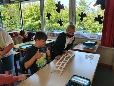 Foto des Albums: Die vierte Klasse baut Brücken aus verschiedenem Material