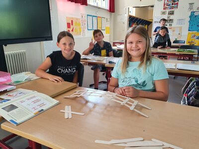 Foto des Albums: Die vierte Klasse baut Brücken aus verschiedenem Material