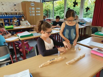 Foto des Albums: Die vierte Klasse baut Brücken aus verschiedenem Material