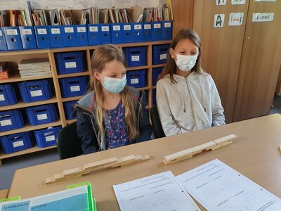 Foto des Albums: Die vierte Klasse baut Brücken aus verschiedenem Material