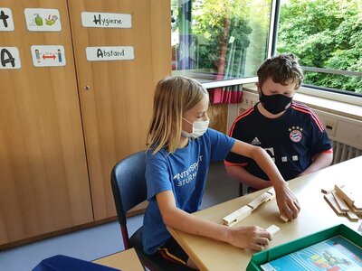 Foto des Albums: Die vierte Klasse baut Brücken aus verschiedenem Material