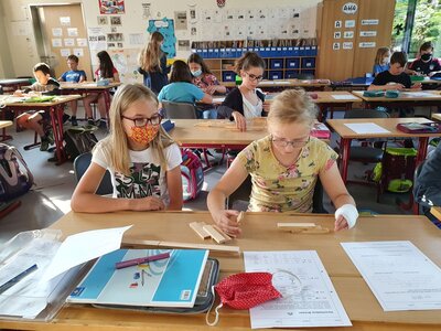 Foto des Albums: Die vierte Klasse baut Brücken aus verschiedenem Material