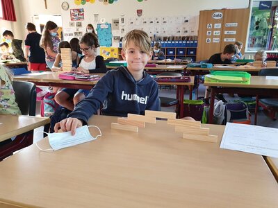 Foto des Albums: Die vierte Klasse baut Brücken aus verschiedenem Material
