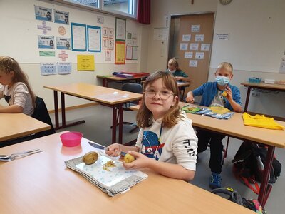 Foto des Albums: Die Klasse 3a kocht Kartoffelsalat