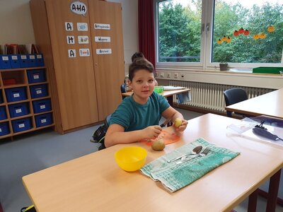 Foto des Albums: Die Klasse 3a kocht Kartoffelsalat