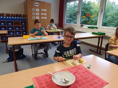 Foto des Albums: Die Klasse 3a kocht Kartoffelsalat