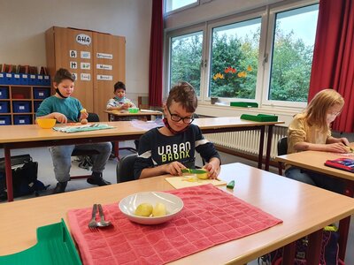 Foto des Albums: Die Klasse 3a kocht Kartoffelsalat