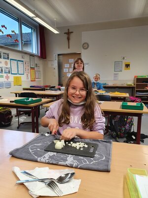 Foto des Albums: Die Klasse 3a kocht Kartoffelsalat