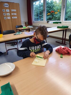 Foto des Albums: Die Klasse 3a kocht Kartoffelsalat