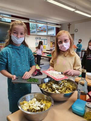 Foto des Albums: Die Klasse 3a kocht Kartoffelsalat