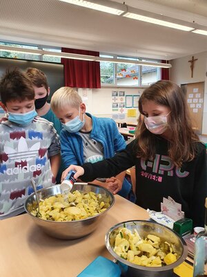 Foto des Albums: Die Klasse 3a kocht Kartoffelsalat