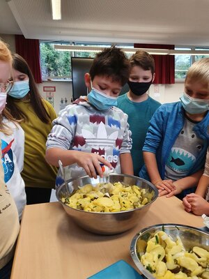 Foto des Albums: Die Klasse 3a kocht Kartoffelsalat