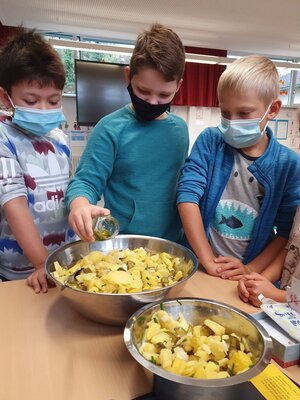 Foto des Albums: Die Klasse 3a kocht Kartoffelsalat