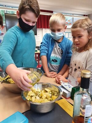 Foto des Albums: Die Klasse 3a kocht Kartoffelsalat