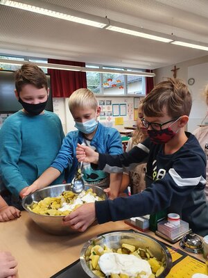Foto des Albums: Die Klasse 3a kocht Kartoffelsalat
