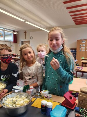 Foto des Albums: Die Klasse 3a kocht Kartoffelsalat