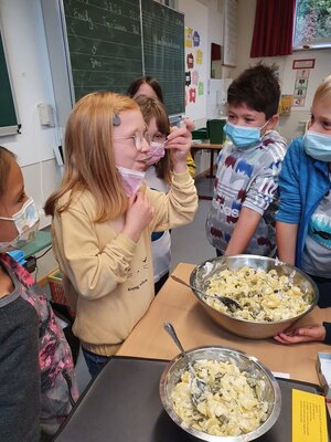 Foto des Albums: Die Klasse 3a kocht Kartoffelsalat