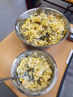 Foto des Albums: Die Klasse 3a kocht Kartoffelsalat