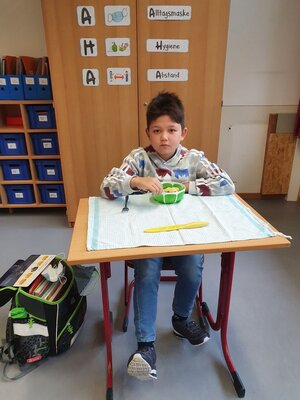 Foto des Albums: Die Klasse 3a kocht Kartoffelsalat
