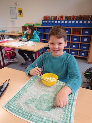 Foto des Albums: Die Klasse 3a kocht Kartoffelsalat