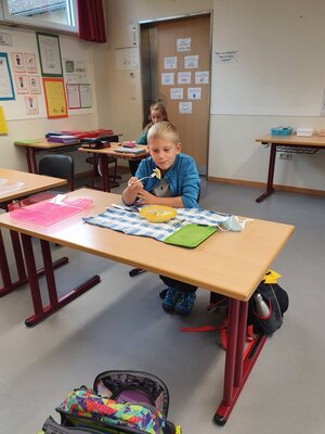 Foto des Albums: Die Klasse 3a kocht Kartoffelsalat