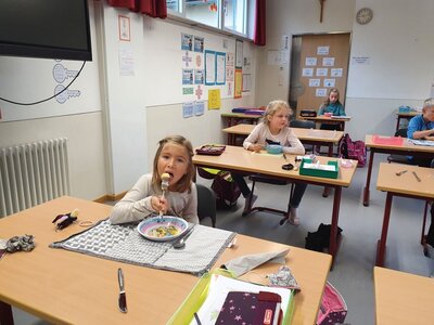 Foto des Albums: Die Klasse 3a kocht Kartoffelsalat