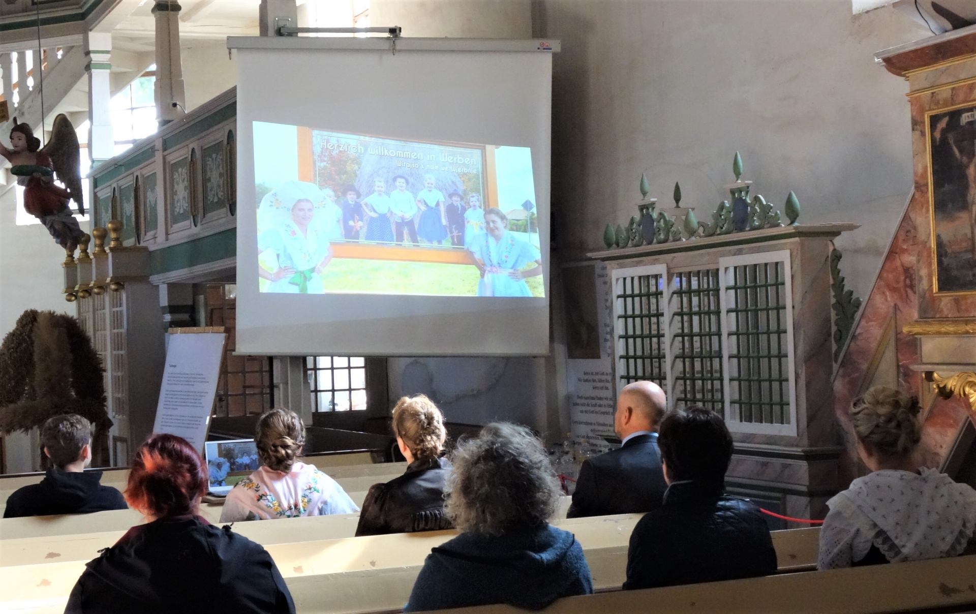 Bild: Filmvorstellung in der Kirche