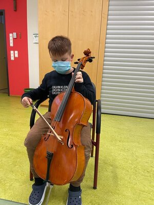 Foto des Albums: WIM- Unterricht in der 2. Klasse - Streichinstrumente