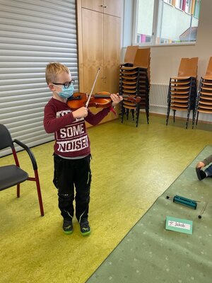 Foto des Albums: WIM- Unterricht in der 2. Klasse - Streichinstrumente