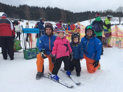 Den kleinsten den Spa&szlig; am Skifahren vermitteln  (Bild vergr&ouml;&szlig;ern)
