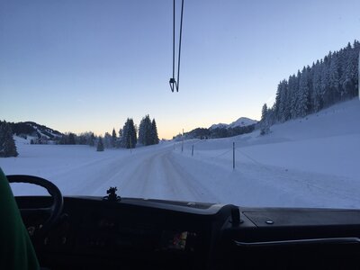 Fahrt mit dem Bus zum Skikurs  (Bild vergr&ouml;&szlig;ern)
