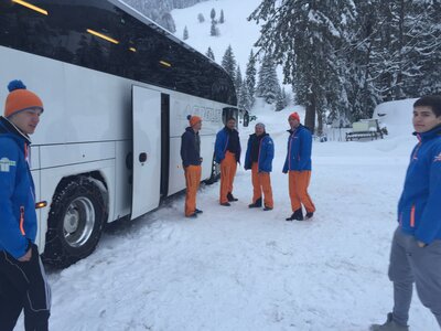 Abreise nach einem erfolgreichen Skikurstag  (Bild vergr&ouml;&szlig;ern)