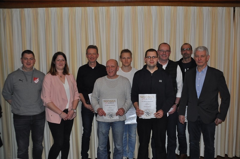 Bild: André Viebrock (stellv. 2. Vorsitzender), Mareike Mahnken (2. Vorsitzende), Volker Rossol, Wilfried Thoden, Frank Stelling, Thomas Holsten, Jürgen Lemmermann, Hartmut Haltermann, Wilfried Rossol (1. Vorsitzender)
