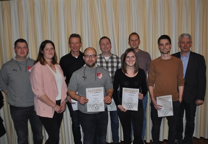 Bild: André Viebrock (stellv. 2. Vorsitzender), Mareike Mahnken (2. Vorsitzende), Volker Rossol, Henning Witten, Arne Pingel, Celina Burfeind, Torben Holsten, Eike Burfeind, Wilfried Rossol (1. Vorsitzender)