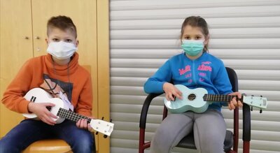 Foto des Albums: WIM-Unterricht in der zweiten Klasse - Zupfinstrumente