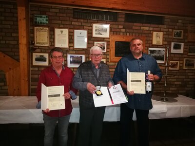Ehrung auf der JHV 2022 des NMGV-Herzlichen Gl&uuml;ckwunsch -Hans H&uuml;nnekes 65Jahre singen im Chor- Detlef Baumeister und Dirk Emler f&uuml;r 10Jahre singen im Chor 