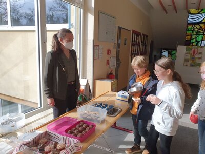 Foto des Albums: Kuchen- und Muffinverkauf zugunsten ukrainischer Flüchtlinge im Landkreis Rhön-Grabfeld