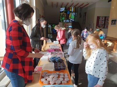 Foto des Albums: Kuchen- und Muffinverkauf zugunsten ukrainischer Flüchtlinge im Landkreis Rhön-Grabfeld