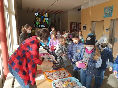 Foto des Albums: Kuchen- und Muffinverkauf zugunsten ukrainischer Flüchtlinge im Landkreis Rhön-Grabfeld