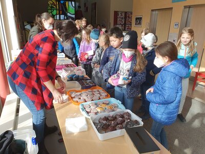 Foto des Albums: Kuchen- und Muffinverkauf zugunsten ukrainischer Flüchtlinge im Landkreis Rhön-Grabfeld