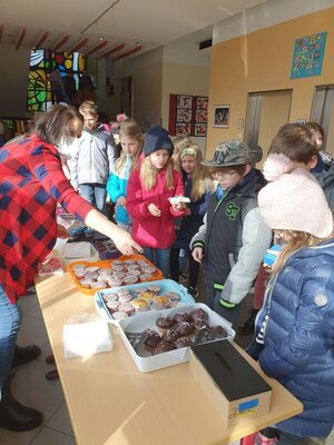 Foto des Albums: Kuchen- und Muffinverkauf zugunsten ukrainischer Flüchtlinge im Landkreis Rhön-Grabfeld