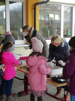 Foto des Albums: Kuchen- und Muffinverkauf zugunsten ukrainischer Flüchtlinge im Landkreis Rhön-Grabfeld