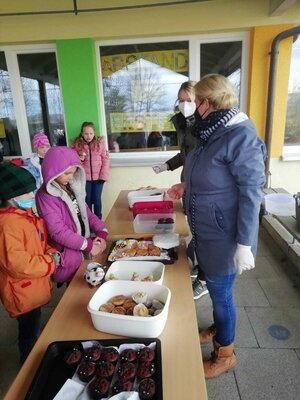 Foto des Albums: Kuchen- und Muffinverkauf zugunsten ukrainischer Flüchtlinge im Landkreis Rhön-Grabfeld