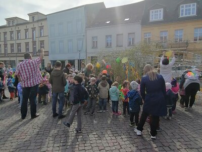 Foto des Albums: Traditioneller Maibaum schmückt den Großen Markt (29. 04. 2022)