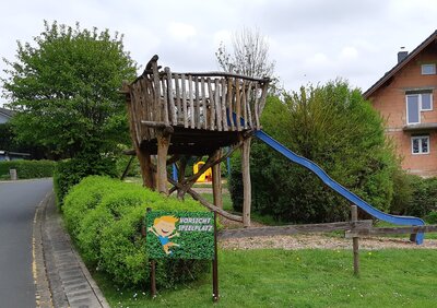 Der Kletterturm mit Rutsche f&uuml;r die "Gro&szlig;en"  (Bild vergr&ouml;&szlig;ern)