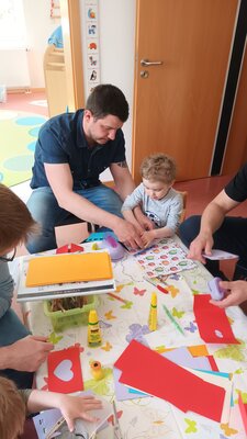 Foto des Albums: Die Papa´s basteln und die Mama´s kommen zum Muttertagskaffee
