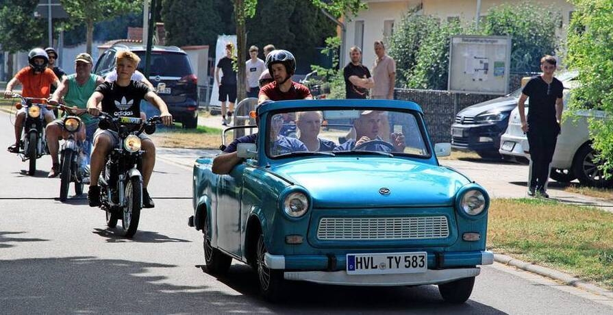 Bild: Fahrt der Oldtimer