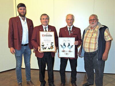 v.li.: 1. Vors. Christoph Aigner, Ehrenmitgl. Hans Ramsauer, Ehrenvors. Herbert M&uuml;ller, Bez.Vors. Paul Bauer 