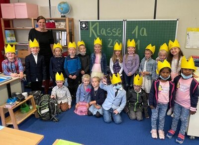 Hier steht die neue Klasse 1a mit ihrer Lehrerin Frau Jordan.  (Bild vergr&ouml;&szlig;ern)